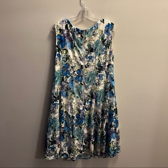 Sleeveless floral dress - Picture 6 of 6